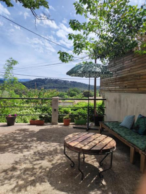 Maison au pied des collines